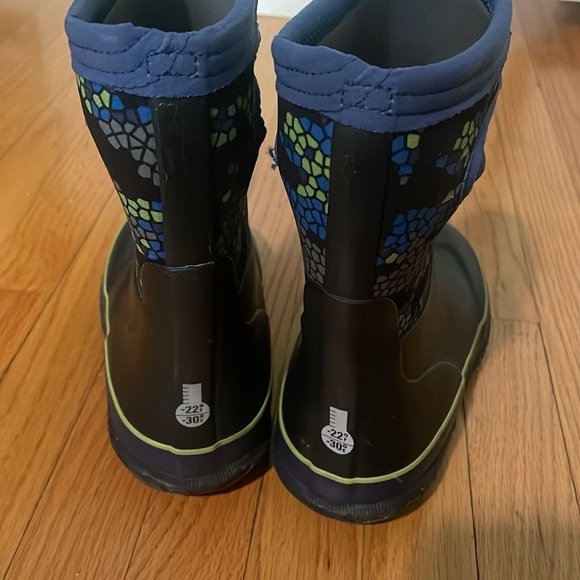 Kids Bogs Waterproof Boots with Camo Design - Picture 5 of 10